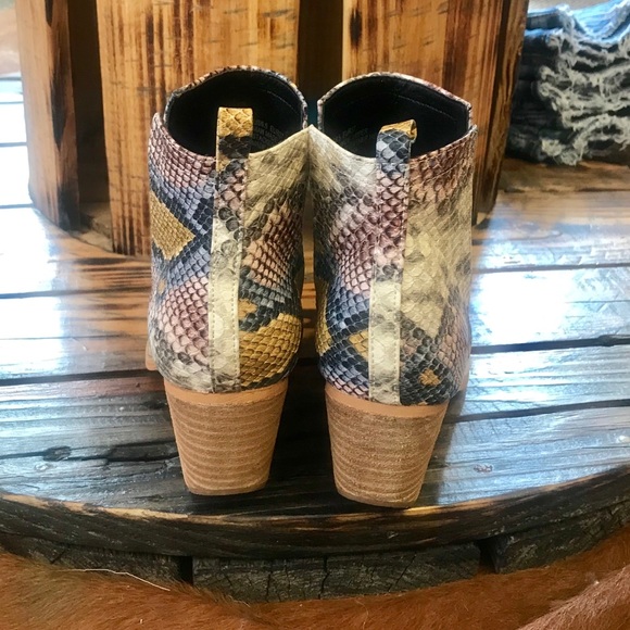 One left 💜Multi Color Snake Print bootie - Picture 3 of 5